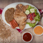 Filete de pollo con menestra